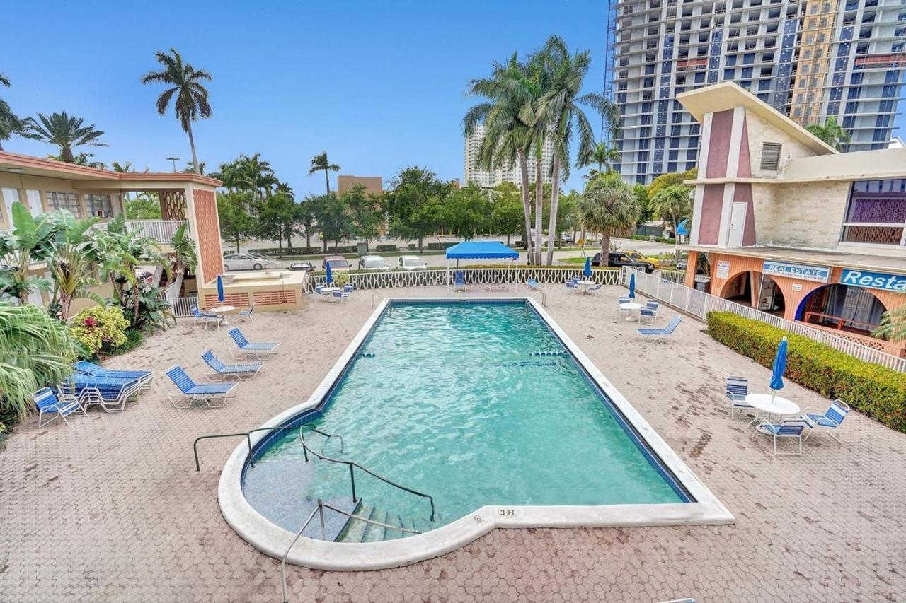 Private Hallandale Beach Studio Wbath Walking Distance To The Beach Pool Free Parking מראה חיצוני תמונה